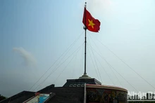 La bandera nacional colocada en la torre de Hien Luong, en el paralelo 17. (Fotografía: Nhan Dan)