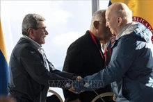 Otty Patiño (derecha), representante de la delegación del Gobierno colombiano para la actividad, y Pablo Beltrán, jefe del equipo negociador del ELN, en la rueda de prensa posterior a los diálogos de paz en Caracas, la capital venezolana, el 21 de noviembre de 2022. (Fotografía: AFP/VNA)