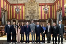 El vicepresidente permanente de la Asamblea Nacional de Vietnam, Tran Thanh Man, y representantes anfitriones. (Fotografía: VNA)