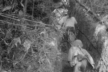 Soldados de choque vietnamitas aprovechan el terreno y los objetos que interponen la visión del enemigo para acercarse a las posiciones enemigas. (Foto: VNA)