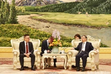 Reunión entre el presidente-editor de Nhan Dan, Le Quoc Minh (izquierda), y Li Shulei, miembro del Buró Político del Comité Central del PCCh y jefe de su Departamento de Publicidad. (Fotografía: Nhan Dan)