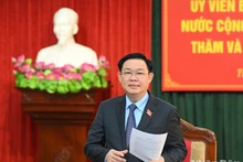 El presidente de la Asamblea Nacional, Vuong Dinh Hue, habla en la reunión. (Fotografía: Nhan Dan)