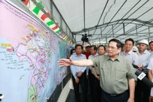 El primer ministro de Vietnam, Pham Minh Chinh, revisa obras claves infraestructurales en el delta del Mekong. (Fotografía: VNA)