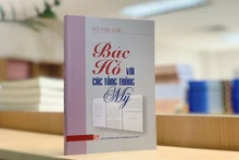 El libro "Bac Ho voi cac Tong thong My" (Tío Ho con presidentes de EE. UU.) de Vo Van Loc. (Fotografía: hanoimoi.com.vn)