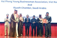 El vice primer ministro Tran Luu Quang presencia la ceremonia de firma del Memorando de Entendimiento entre la Asociación de Jóvenes Empresarios de Hai Phong y la Cámara de Comercio e Industria de Riad de Arabia Saudita. (Fotografía: VGP)