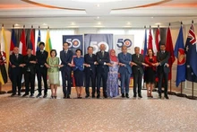 Los jefes de las delegaciones de los países de la Asean y Australia toman foto. (Fotografía: VNA)