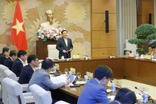 El presidente de la Asamblea Nacional de Vietnam, Vuong Dinh Hue, conduce la reunión. (Fotografía: VNA)