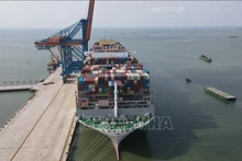 Súper buque portacontenedores M/V OOCL ESPAÑA en el puerto de Gemalink (clúster portuario de Cai Mep-Thi Vai, ciudad de Phu My, provincia de Ba Ria-Vung Tau). (Fotografía: VNA)