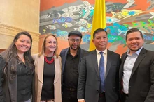 El presidente de la Cámara de Representante de Colombia, Andrés David Calle Aguas, el embajador vietnamita Vu Trung My y diputados colombianos. (Fotografía: baoquocte.vn)