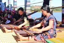 El evento busca honrar el oficio tradicional de tejeduría de brocado en Dak Lak. (Fotografía: baodaklak.vn)