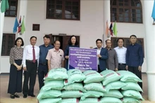 El Consulado General de Vietnam en Savannakhet entrega la donación a la provincia Bolykhamxay de Laos. (Fotografía: VNA)