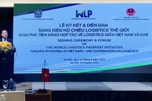 El director del Departamento de Mercado Asiático-Africano del Ministerio de Industria y Comercio, Tran Quang Huy, interviene en la cita (Fotografía: VNA)