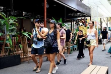 Turistas españoles visitan la Calle de Libros en Ciudad Ho Chi Minh. (Fotografía: VNA)
