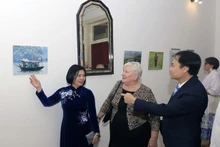 La embajadora vietnamita en Hungría, Nguyen Thi Bich Thao, presenta la cultura vietnamita a los visitantes. (Fotografía: VNA)