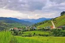 Se han formado muchas carreteras entre aldeas y comunas para ayudar a los habitantes de la provincia de Kon Tum a facilitar sus actividades económicas. (Fotografía: VNA)