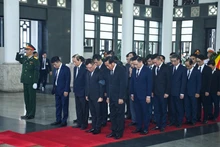 [Foto] Delegación del periódico Nhan Dan rinde homenaje al secretario general Nguyen Phu Trong