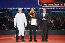 En la premiación. (Fotografía: VNA)