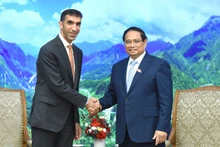El primer ministro de Vietnam, Pham Minh Chinh, y el ministro de Estado de Comercio Exterior de los EAU, Thani bin Ahmed Al Zeyoudi. (Fotografía: Nhan Dan)