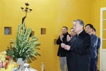 El secretario general del Partido Comunista de Vietnam, To Lam, ofrece inciensos en homenaje al Presidente Ho Chi Minh. (Fotografía: VNA)