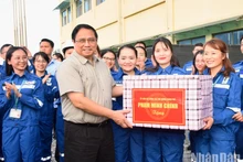 [Foto] Premier vietnamita visita refinería petrolera de Nghi Son