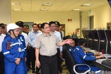 El primer ministro de Vietnam, Pham Minh Chinh, en la sala de control de la compañía de refinería y petroquímica de Nghi Son. (Fotografía: Nhan Dan)