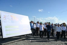 [Foto] Dirigente parlamentario de Vietnam inspecciona construcción de Puerto de Lien Chieu 
