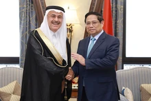 El primer ministro de Vietnam, Pham Minh Chinh, recibe a Amin Al-Nasser, presidente y director general del Grupo de Petróleo y Gas de Arabia Saudí. (Fotografía: VNA)