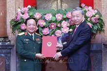 El presidente de Vietnam, To Lam (derecha), entrega la decisión sobre el nombramiento al coronel general Trinh Van Quyet como nuevo jefe de la Dirección General de Política del Ejército Popular de Vietnam. (Fotografía: VNA)