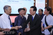 El presidente de Vietnam, Vo Van Thuong, se reúne con veteranos escritores. (Fotografía: VNA)