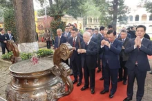 [Foto] Dirigente vietnamita asiste a ceremonia del incienso en ciudadela imperial de Thang Long