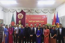 El embajador vietnamita en Bangladés, Nguyen Manh Cuong, e invitados en el evento. (Fotografía: VNA)