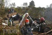 La fuerza socorrista trabaja en el escenario del accidente. (Fotografía: AFP/VNA)