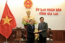 El embajador de Laos en Vietnam, Sengphet Houngboungnuang (izquierda), recibe un regalo del gobierno de Gia Lai. (Fotografía: gialai.gov.vn)