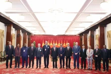 El secretario general del Partido Comunista de Vietnam, To Lam, y los jefes de delegaciones de partidos políticos se toman una foto de recuerdo. (Fotografía: VNA)