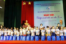 Entregan regalos a los niños huérfanos en Hanói. (Fotografía: VNA)