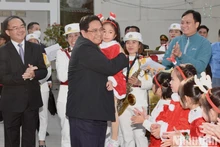 El primer ministro de Vietnam, Pham Minh Chinh, visita la parroquia de Bac Giang. (Fotografía: Nhan Dan)