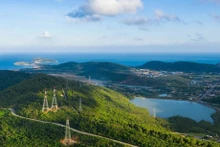 Contemplar majestuoso paisaje en montaña vietnamita de Nam Gioi