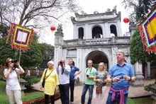 Turistas extranjeros visitan el Templo de la Literatura. (Fotografía: hanoimoi.com.vn)