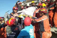 Los equipos de rescate transportan a una mujer afortunada que sobrevivió a un terremoto en Hatay, Turquía, el 9 de febrero pasado. (Fotografía: Xinhua/VNA)