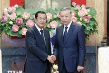 El presidente de Vietnam, To Lam, recibe al presidente del Partido Popular de Camboya y titular del Senado de Camboya, Samdech Hun Sen, el 25 de julio de 2024. (Fotografía: VNA)