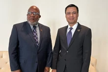 El jefe de la delegación permanente vietnamita ante las Naciones Unidas, Dang Hoang Giang (derecha), y el embajador Dennis Francis, presidente del 78 período de sesiones de la Asamblea General de la mayor organización mundial. (Fotografía: VNA)