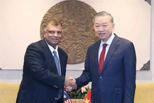El secretario general del Partido Comunista de Vietnam, To Lam, recibe a Tony Fernandes, director ejecutivo de Capital A. (Fotografía: VNA)