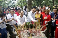El vicecanciller Pham Quang Hieu y una delegación de vietnamitas residentes en el extranjero rinden tributo a los Reyes Hung, legendarios fundadores de la nación. (Fotografía: VNA)