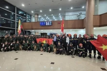 Un contingente de 106 rescatistas del Ministerio de Defensa y del Ministerio de Seguridad Pública de Vietnam, junto con suministros de ayuda, llegó hoy al aeropuerto de Yangón, en Myanmar. (Fotografía: VNA)