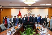 El viceministro de Industria y Comercio de Vietnam Do Thang Hai sostiene una sesión de trabajo con el Consejo de Granos de Estados Unidos. (Fotografía: VNA)