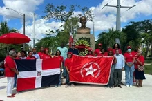 Representantes del Movimiento Izquierda Unida ofrece flores en la estatua del Presidente Ho Chi Minh en la plaza que lleva su nombre en la ciudad de Santo Domingo Este, provincia Santo Domingo. (Fotografía: VNA)