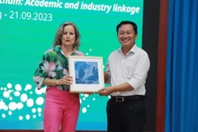 La consulesa general de Australia en Ciudad Ho Chi Minh, Rebecca Ball, entrega obsequios a la Universidad de Nha Trang. (Fotografía: baokhanhhoa.vn)