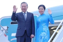 El secretario general del Partido Comunista de Vietnam, To Lam, y su esposa parten de Minsk, capital bielorrusa, hacia Hanói. (Foto: VNA)