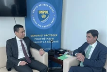 El embajador Dang Hoang Giang, jefe de la misión permanente de Vietnam ante la ONU, conversa con el asesor de Policía de la ONU, Faisal Shahkar. (Fotografía: VNA)
