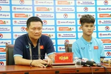 El entrenador Nguyen Quoc Tuan y el futbolista Le Dinh Long Vu responden a la prensa después del partido. (Fotografía: VNA)